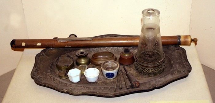 Và đây chính là bộ bàn đèn hút thuốc phiện từng được sử dụng rất nhiều khi thực dân Pháp đô hộ nước ta thời nhà Nguyễn